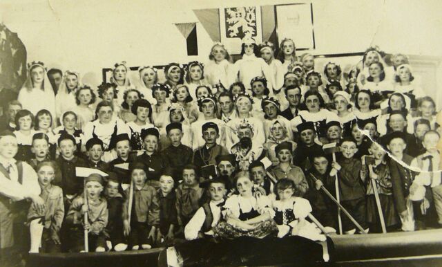 Školní divadlo, česká škola v Lucku, 30. léta. Zdroj:_ archiv Josefa Kozáka